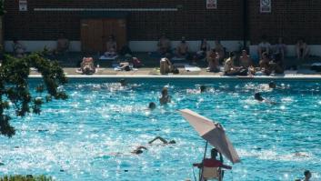 Un niño de seis años se ahoga en una piscina durante una boda y los invitados siguen con la celebración