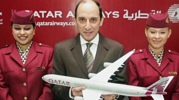 El presidente de Qatar Airways llama "abuelas" a las azafatas de sus competidores