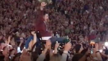 Un fan en silla de ruedas es subido al escenario por el público y toca junto a Coldplay