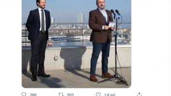 El presidente del PP catalán sube una foto con Casado y hasta él comenta lo que se ve detrás