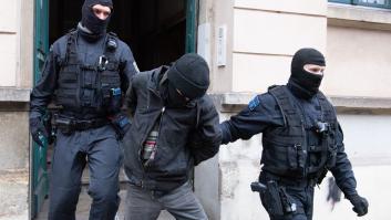 La policía alemana incauta armas a unos negacionistas que amenazaron de muerte al primer ministro de Sajonia