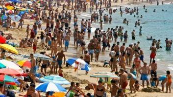 Multas de hasta 750 euros en Murcia por jugar a las palas en la playa o por orinar en el mar