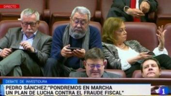 Cándido Méndez explica su polémica imagen con el móvil en la tribuna durante la investidura