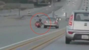 La patada de un motorista a un coche provoca el caos en una carretera de California