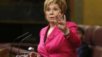 Nueva pillada a Celia Villalobos en el Congreso: ahora mirando ropa en la tablet