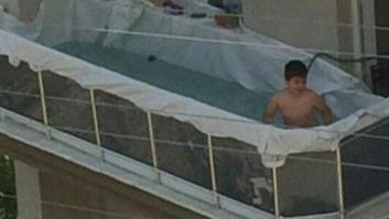 La piscina improvisada por un niño en un balcón arrasa en Twitter