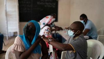 Vacunación mundial: cuando hay quien tiene cuatro salvavidas y quien no tiene ninguno