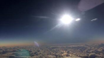 Pasajeros de un avión graban en vídeo el eclipse total de Sol (VÍDEO)