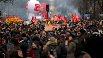 Hollande corrige su reforma laboral por las protestas masivas
