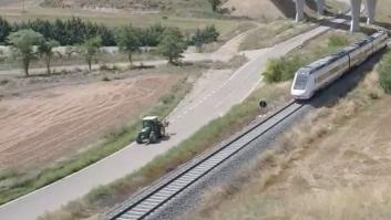 Un tractor va más rápido que el tren a su paso por Teruel