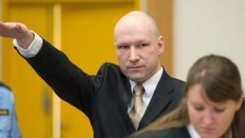Breivik hace un saludo nazi en el inicio del juicio contra el Estado noruego