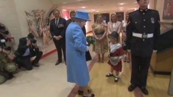 Esta niña sufre un inesperado accidente delante de la reina de Inglaterra