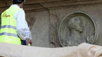 Salamanca retira el medallón de Franco de la Plaza Mayor 80 años después