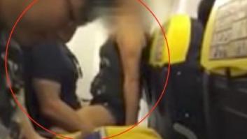 Una pareja practica sexo en medio de un avión de Ryanair