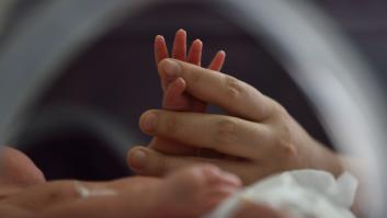 Un hospital pide disculpas por no inscribir al bebé de una pareja de mujeres lesbianas