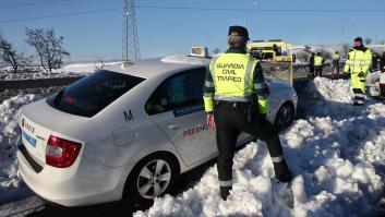 La Guardia Civil explica los 9 hábitos que SIEMPRE hay que hacer si te sorprende la nieve al volante