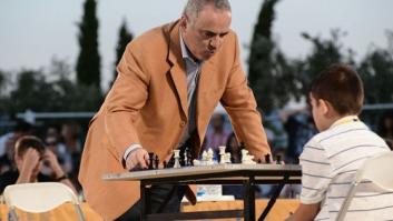 Kasparov triunfa en Twitter tras publicar esta foto en el aeropuerto