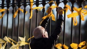 El Defensor del Pueblo pide a la Generalitat que se retiren los lazos amarillos