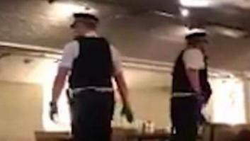 El angustioso momento en el que la policía desaloja un bar en Londres tras el doble atentado
