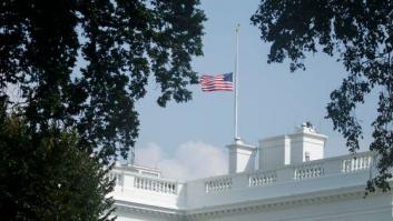 Trump cede y pone en la Casa Blanca la bandera a media asta en honor a McCain