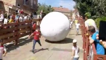 Un joven, muy grave tras ser aplastado por una bola de 250 kilos en el 'boloencierro' de Mataelpino (Madrid)