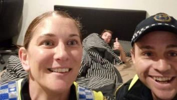 Un joven descubre tras una borrachera que la Policía lo llevó a su casa y se tomó un 'selfie' con él