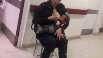 La historia tras la foto viral de la policía amamantando a un bebé en un hospital argentino