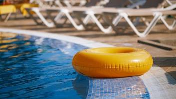 Una mujer denuncia haber sido expulsada de una piscina de Alicante por llevar "bañador de pata"