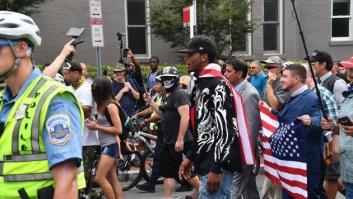 Miles de antifascistas rodean a unos 20 supremacistas blancos frente a la Casa Blanca