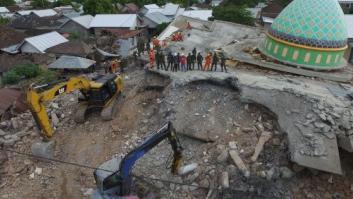El número de muertos por el terremoto en la isla indonesia de Lombok supera ya los 400