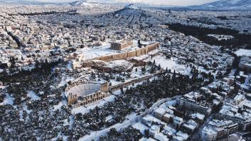 La nieve colapsa Atenas y solo permanecen abiertos supermercados, gasolineras y farmacias