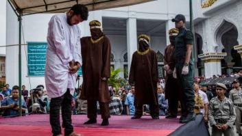 Una pareja homosexual recibe un castigo de 83 azotes en público en Indonesia