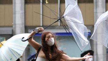 Más 100.000 evacuados y más de 250 vuelos cancelados en Japón por el tifón Shanshan