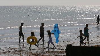 Muere un niño de cinco años después de que su colchoneta fuera arrastrada mar adentro