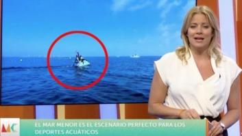 Una reportera se cae de una moto de agua en pleno directo en Murcia