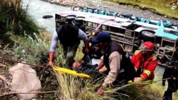 Al menos 23 muertos y 34 heridos al caer autobús a río de sur de Perú