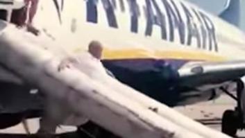 El estrepitoso desalojo de los pasajeros de un vuelo de RyanAir en Barcelona