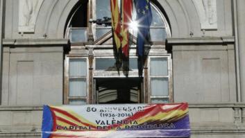 Varios ayuntamientos cuelgan en sus balcones la bandera de la República
