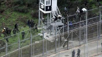 Unos 800 inmigrantes entran en Ceuta tras un salto masivo a la valla