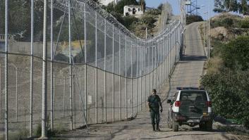 Unos cien inmigrantes saltan la valla de Melilla