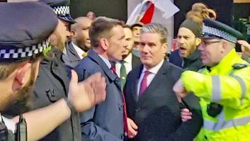Johnson ataca al líder laborista con 'fake news' de ultraderecha y ahora una multitud lo acosa