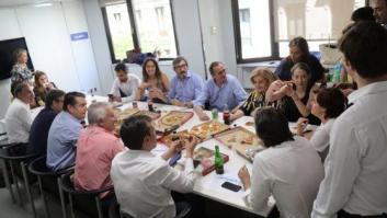 Santamaría y su equipo 'contraprograman' la comida de Casado con unas pizzas
