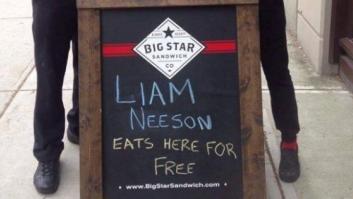 Un restaurante pone un cartel invitando a comer a Liam Neeson y el actor aparece