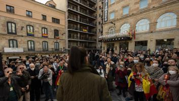 Macarena Olona da un discurso en una plaza de Salamanca y lo que cuelga de unas ventanas es para verlo