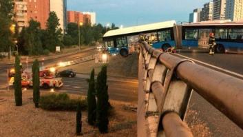 Un autobús lanzadera del Mad Cool sin pasajeros queda suspendido de un puente