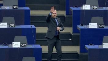 Un diputado búlgaro del grupo de Vox realiza el saludo nazi en el Parlamento Europeo