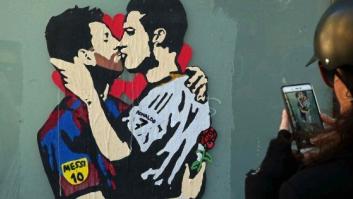 Un artista plasma en Barcelona un beso entre Leo Messi y Cristiano Ronaldo