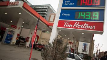 La gasolina y el gasóleo marcan nuevos récords: llenar el depósito cuesta hasta 22 euros más que en 2021