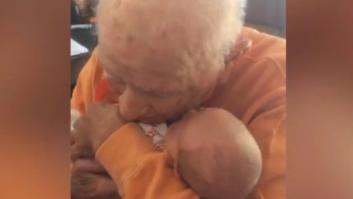 El emotivo encuentro entre un hombre de 105 años y su pequeño bisnieto