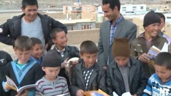 Un profesor afgano promueve la lectura con su 'bibliobici' (VÍDEO)